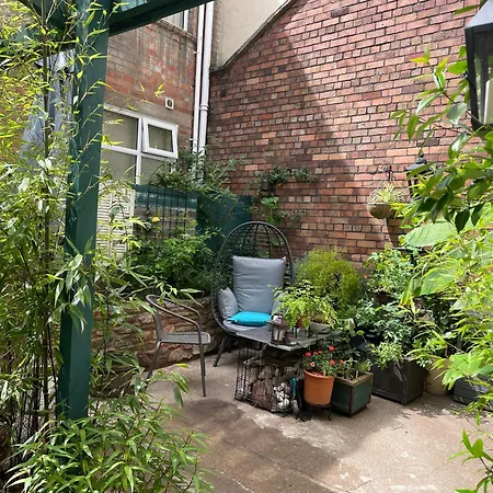 Charming & Central Pipe Lane House Bristol